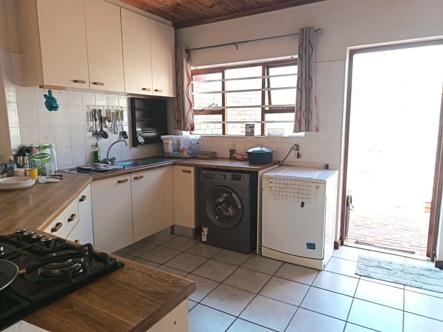 To Let 2 Bedroom Property for Rent in Wavecrest Eastern Cape